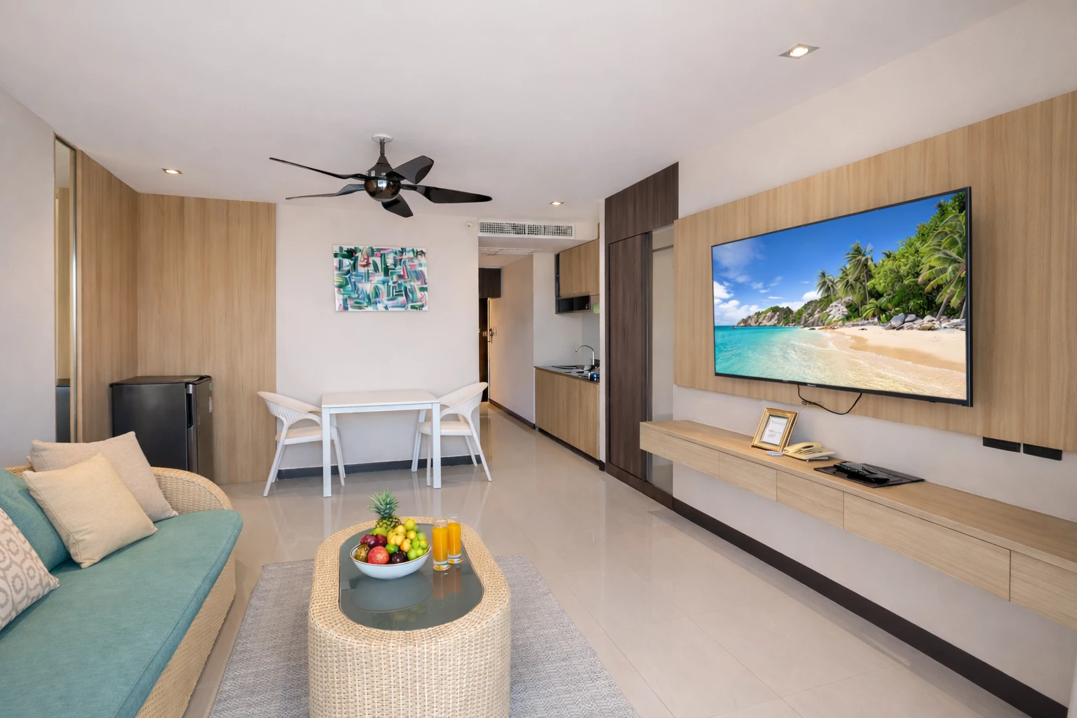 Deluxe Sea View: the lounge, with sofa, dining table and kitchenette