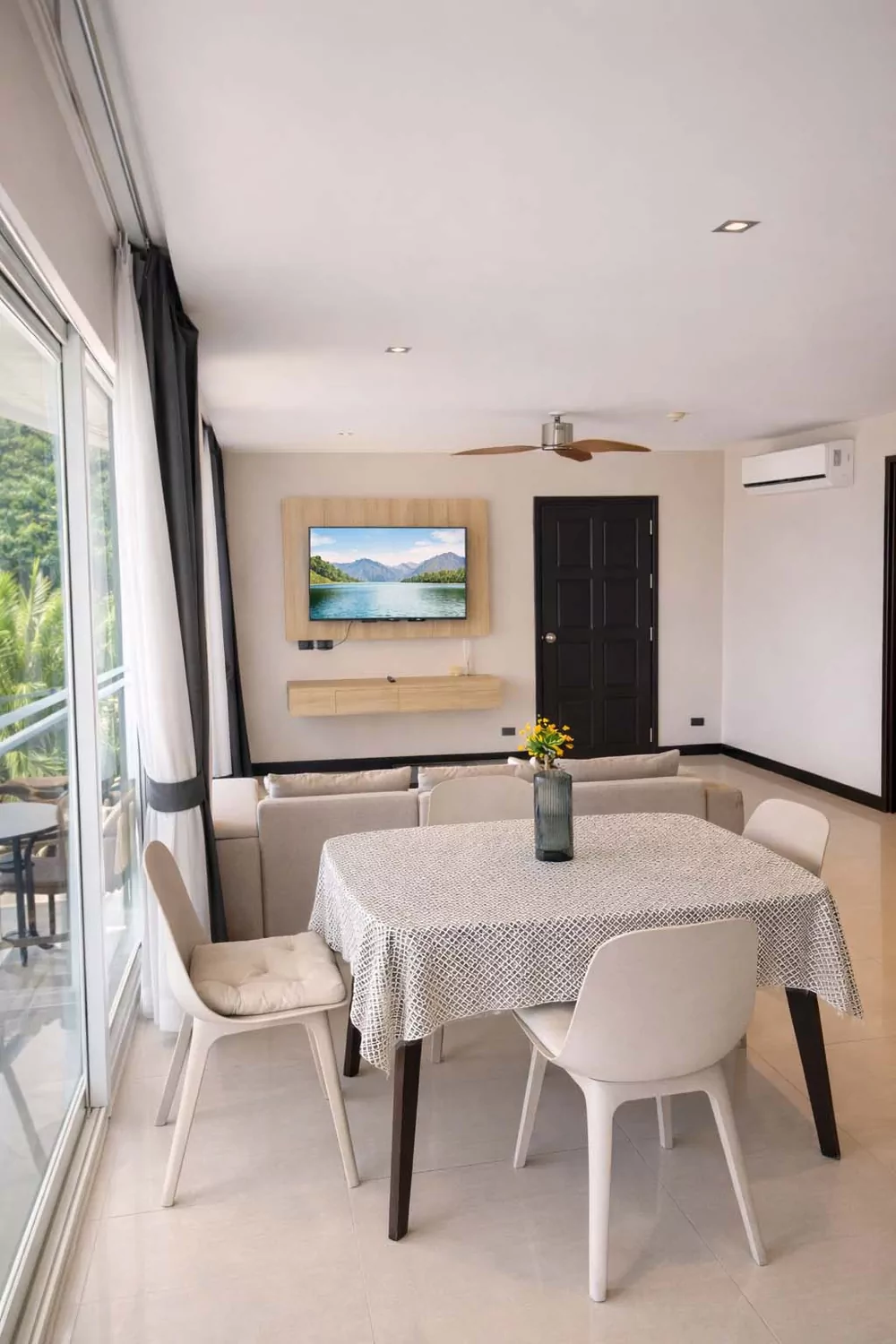 The dining corner, opening onto the balcony