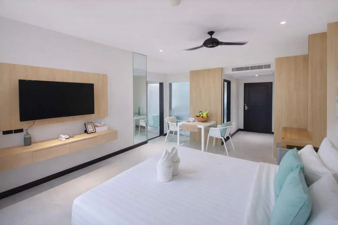 Standard Sea View room with king bed