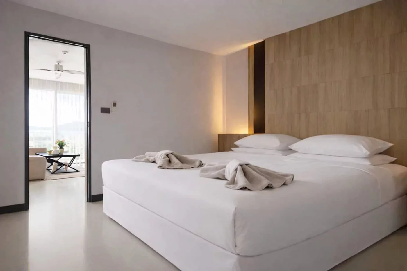 Junior Suite Sea View with king bed and en suite bathroom